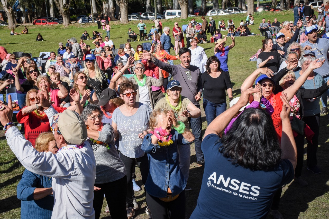 Más de 1.000 personas participaron de la tertulia para adultos mayores en el Paseo de los Españoles