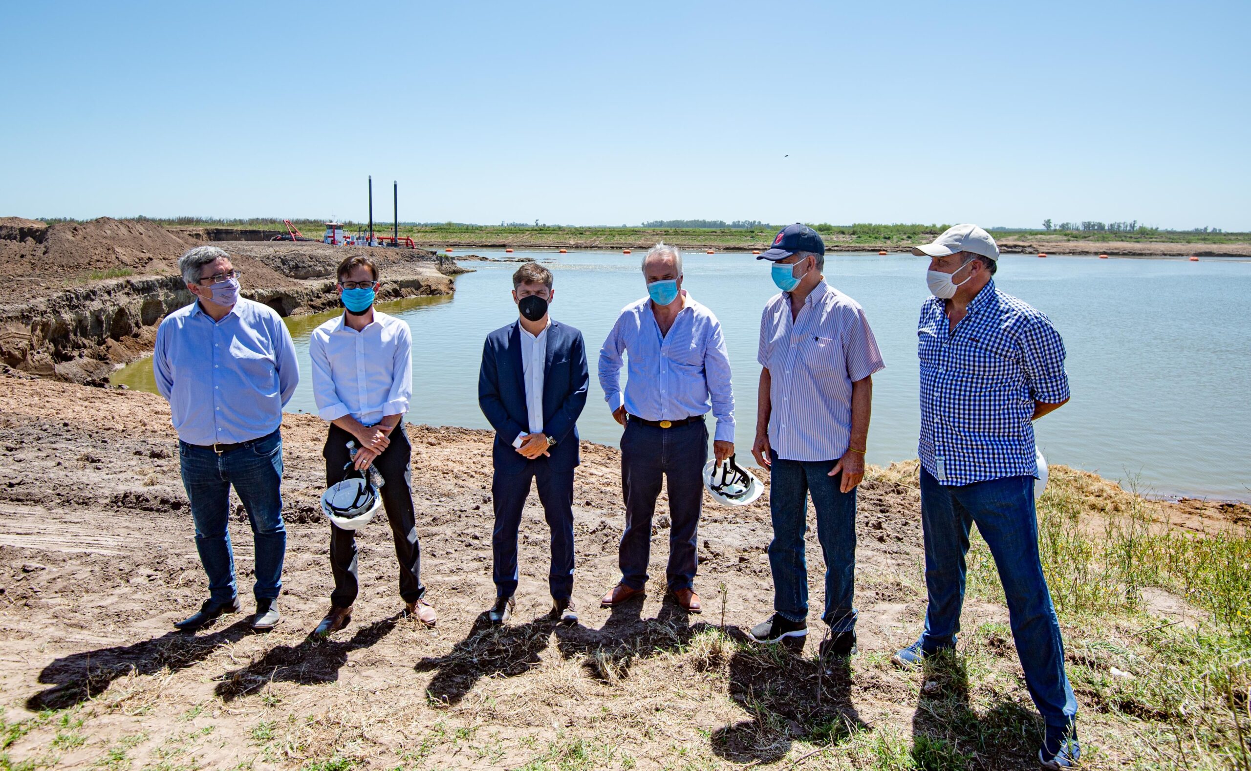 Nélida Sereno estuvo en Roque Pérez en la visita que Axel Kicillof hizo a la obra de ampliación de la capacidad del Río Salado; obra que aumentará la producción en toda la cuenca