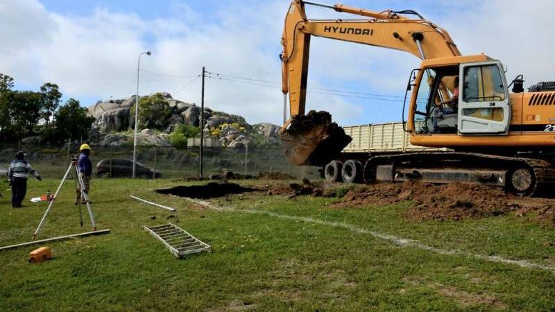 Comenzó la construcción de la Cisterna en La Movediza y la barriada puede festejar una obra que mejorará el caudal y la presión del agua en la zona