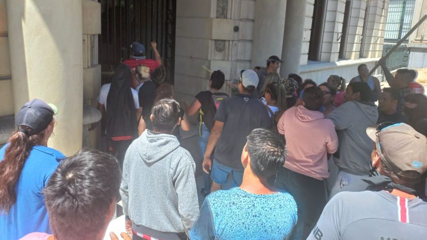 Jornada de caos, violencia y destrozos en el Palacio Municipal en pedido de justicia por el joven fallecido tras ser embestido por un funcionario municipal