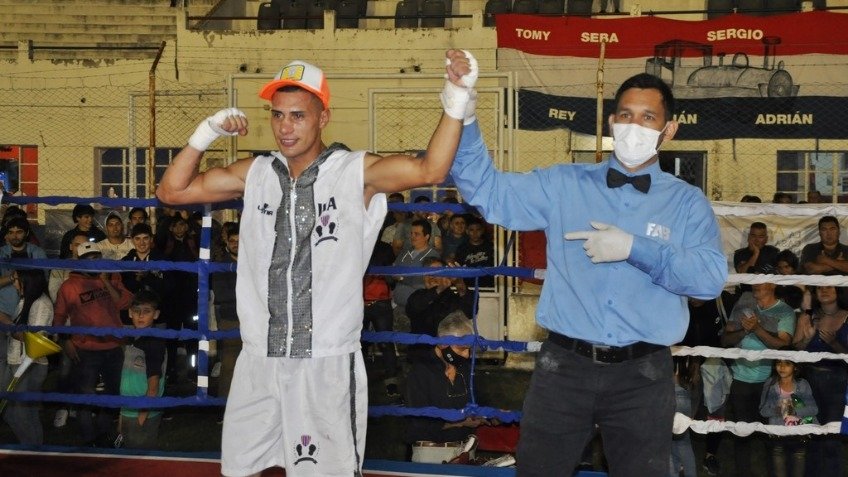 Isaias Ferrando debutó con un KO en el Festival de Box de Ferro