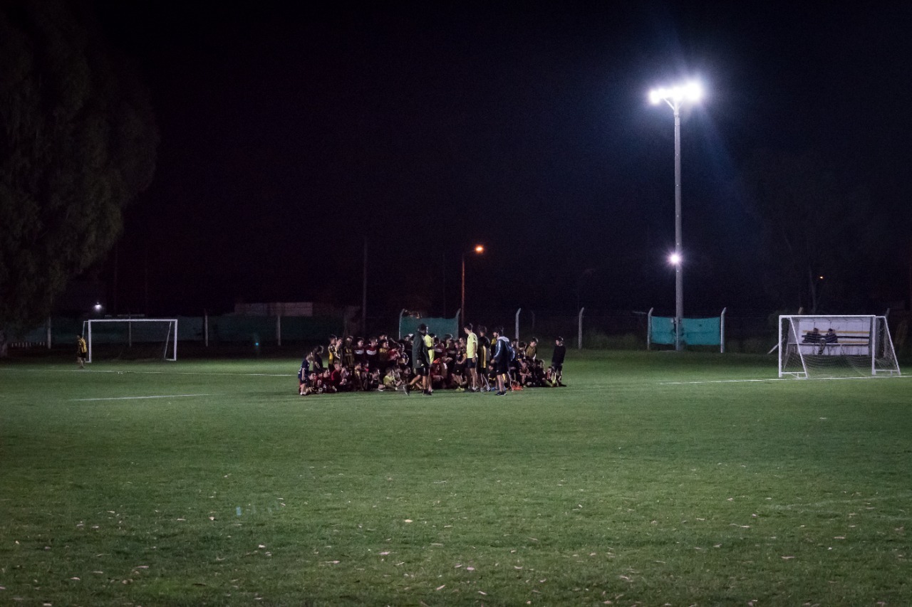 Santamarina inauguró las luminarias en una de las canchas del Predio Centenario