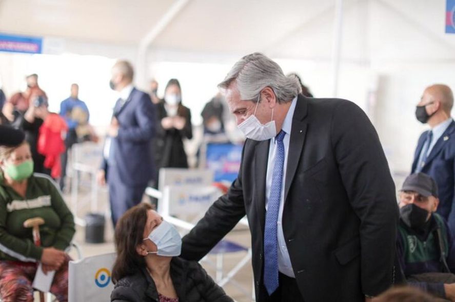 Alberto Fernández lanza en Morón la campaña de vacunación para la presencialidad plena en escuelas