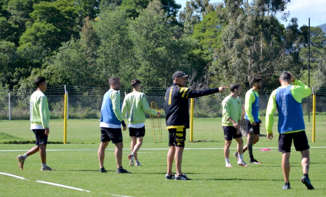 Santamarina visita a Riestra en el capitulo inicial de su recorrido por el país en la Primera Nacional