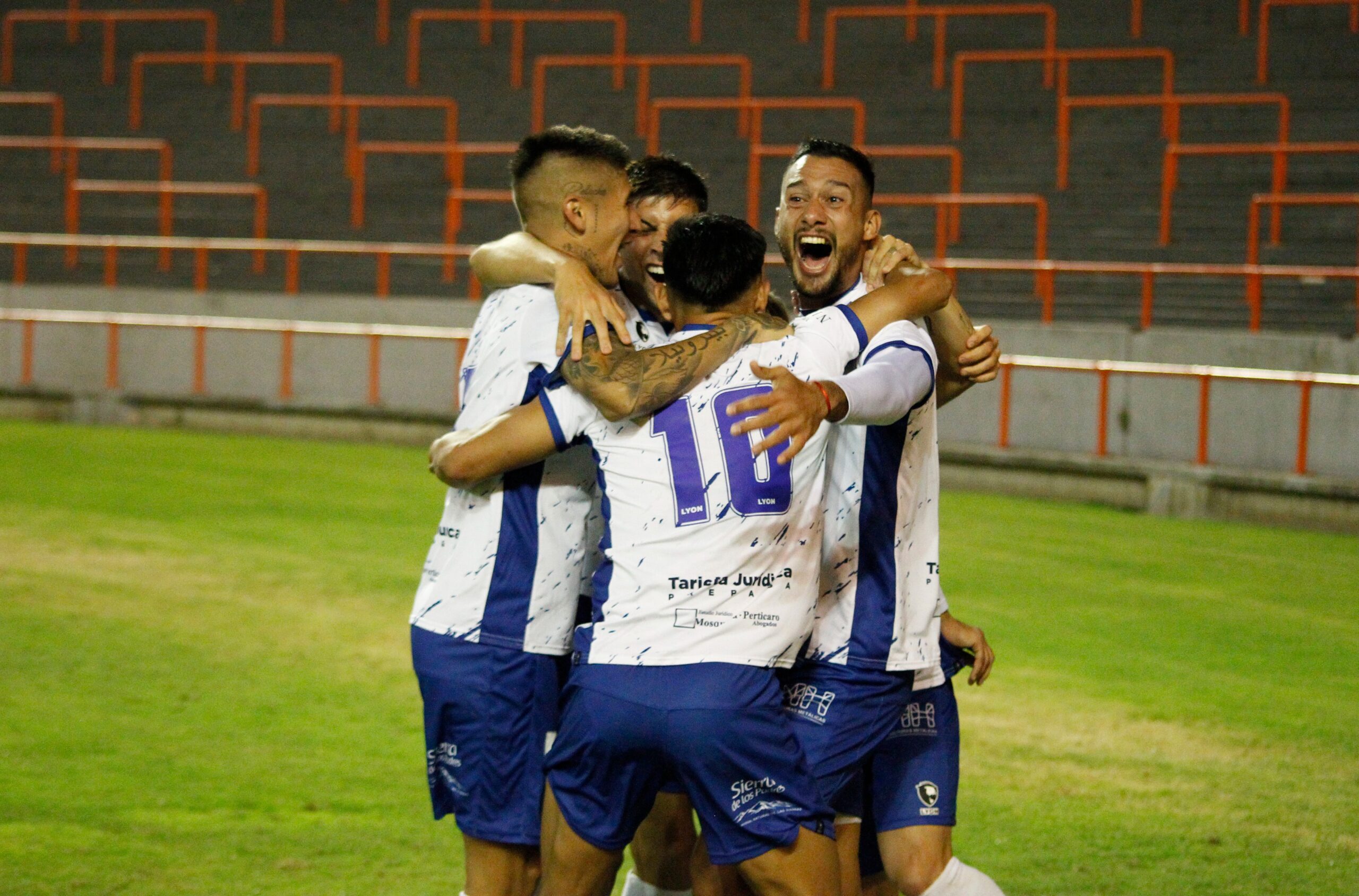 Alvarado goleó 3-0 en Mar del Plata a Santamarina que hace ocho juegos que no gana