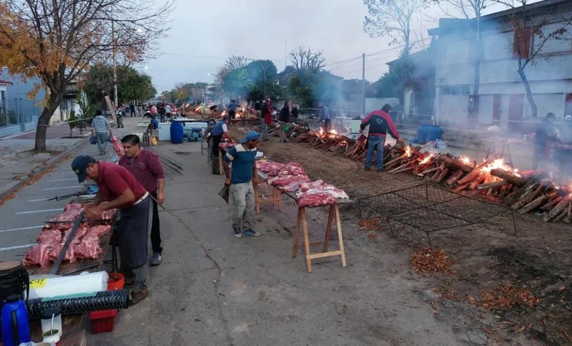 En Tandil no se consigue: Rauch festejó a lo grande sus 150 años, con asado gratis para todo el pueblo y la visita del gobernador Kicillof