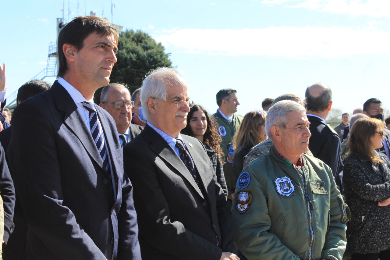 El ministro Taiana encabezó el acto de reinauguración de la pista aérea de la VI Brigada Aérea y presenció el retorno de los aviones Pampa a Tandil