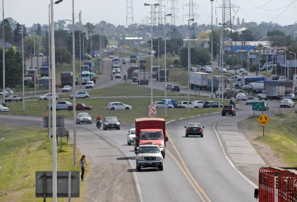 Reunión con el municipio ausente: la solución para el problema del tránsito vehicular en la Ruta Nacional 226 va camino a la semaforización de los cruces