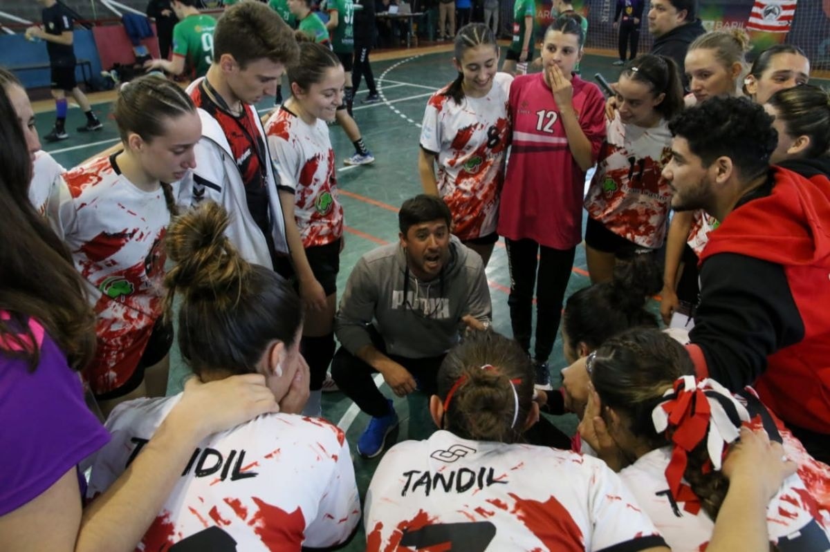 El Handball femenino de Defensa Tandil gritó campeón en el Nacional de Bariloche