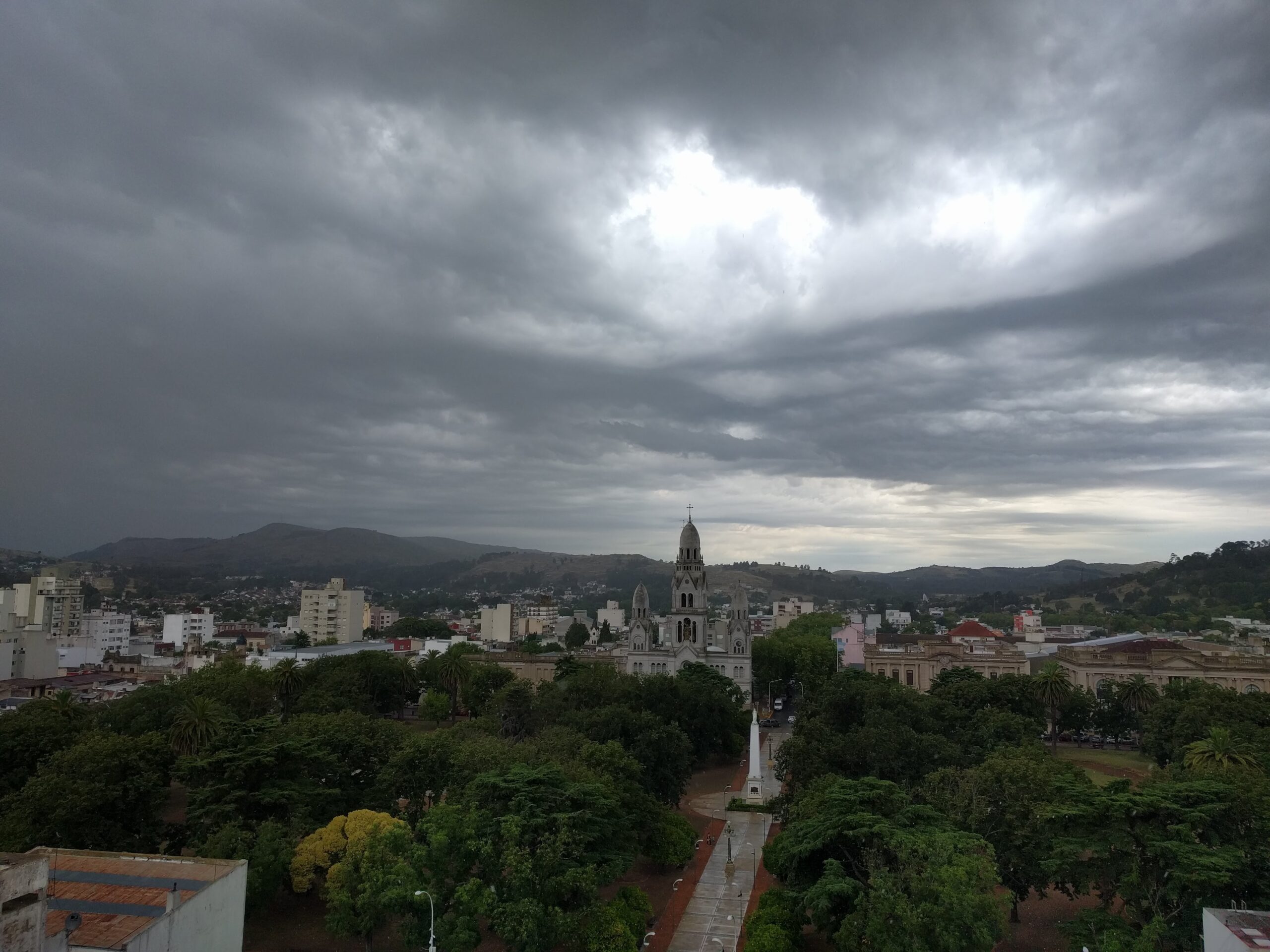 Alerta amarilla por fuertes vientos en la región: Tandil amaneció con intensas ráfagas de viento y se anuncia una semana de mucho frio