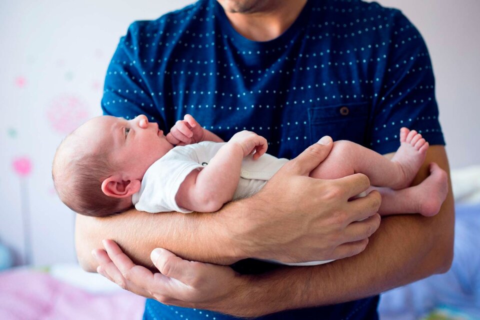“Cuidar en igualdad”: el Gobierno presentó un proyecto de ley para extender las licencias por paternidad y maternidad