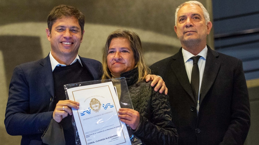 Kicillof entregó escrituras y anunció obras en Balcarce para que vuelva a funcionar el autódromo Juan Manuel Fangio