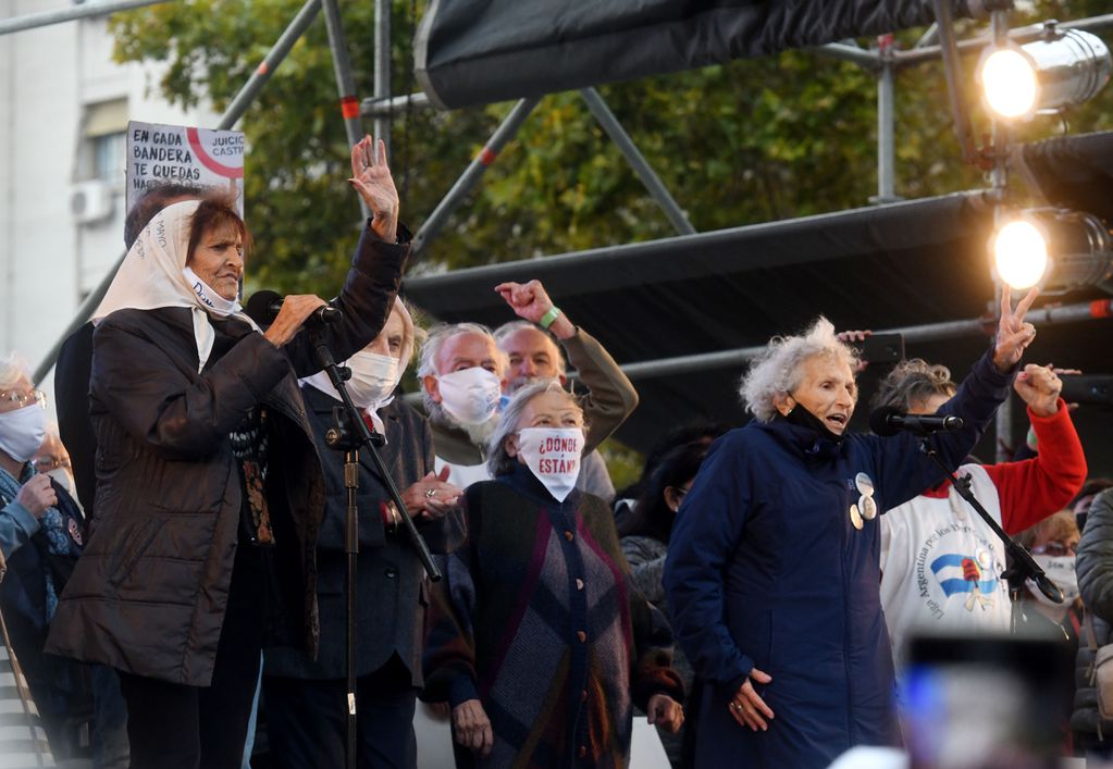 Madres de la plaza, el pueblo las abraza: reconocimientos a 45 años de la primera ronda de lucha