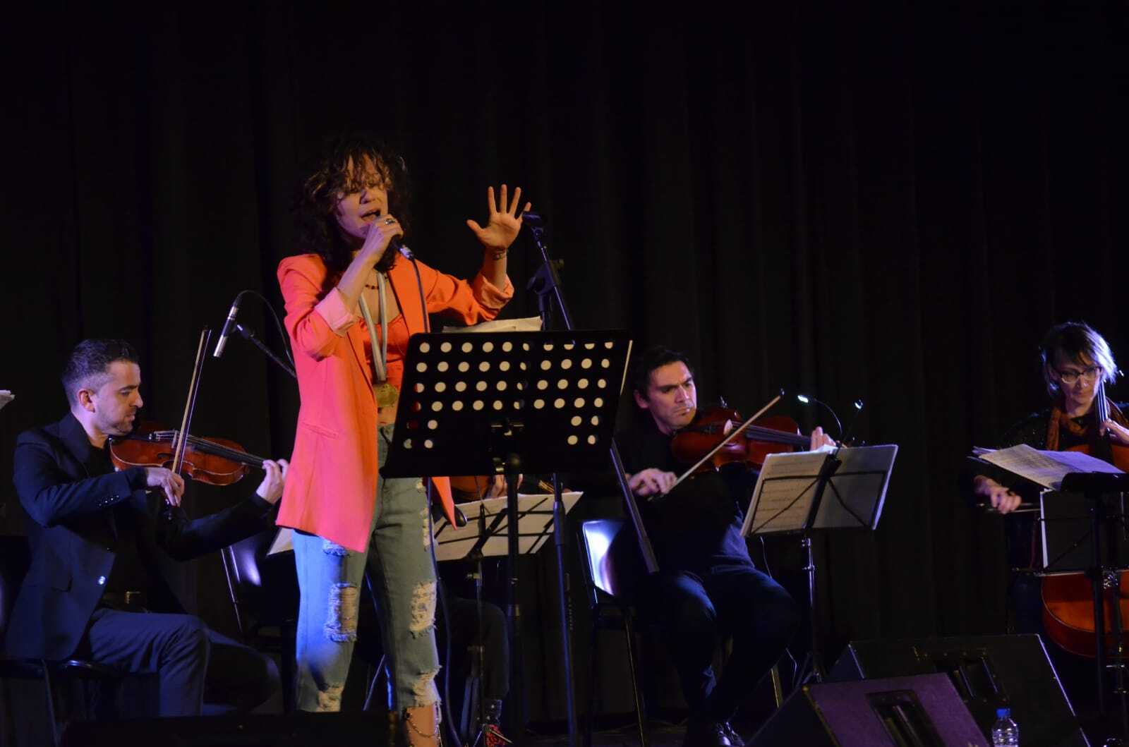 A sala llena y con un cálido homenaje a los Veteranos de Malvinas se llevó a cabo “La isla de la buena memoria”: una experiencia musical en el marco del 40° aniversario de la Guerra