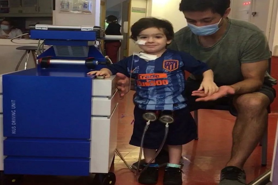 Isidro caminó con su papá con una sonrisa interminable y sigue emocionando a todos, evolucionando favorablemente