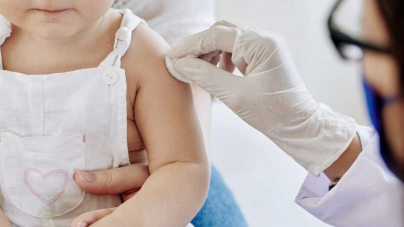 Comenzó la inscripción de niños y niñas de 6 meses a 2 años para recibir la vacuna contra el Covid-19
