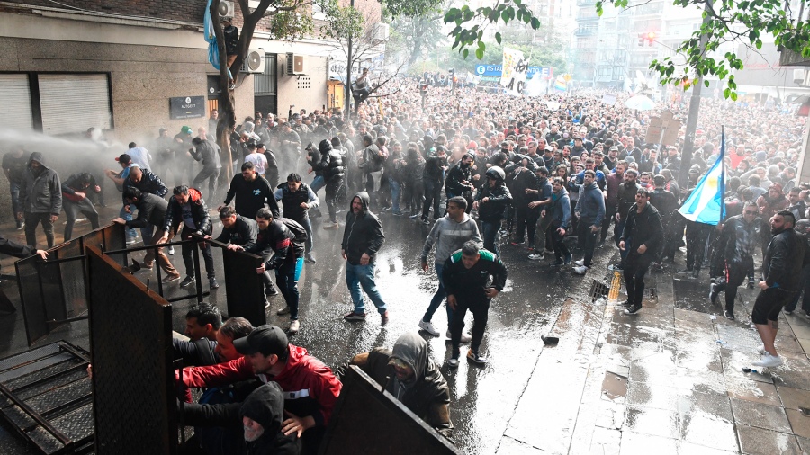 Mientras se espera un banderazo en apoyo a Cristina Kirchner en Tandil, en la capital hubo represión policial frente al domicilio de la Vicepresidenta