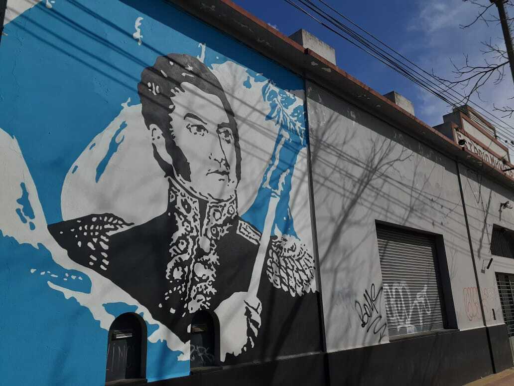 El General San Martín y un merecido homenaje en los muros de su Estadio
