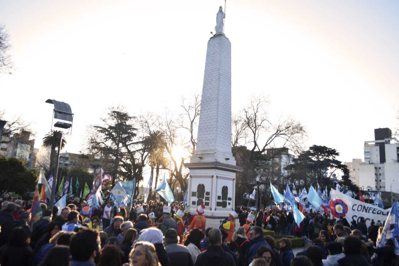 El Frente de Todos Tandil realizó una multitudinaria marcha en apoyo a Cristina Fernández de Kirchner