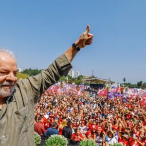 Lula saca 15 puntos de ventaja a Bolsonaro a menos de un mes de las elecciones en Brasil