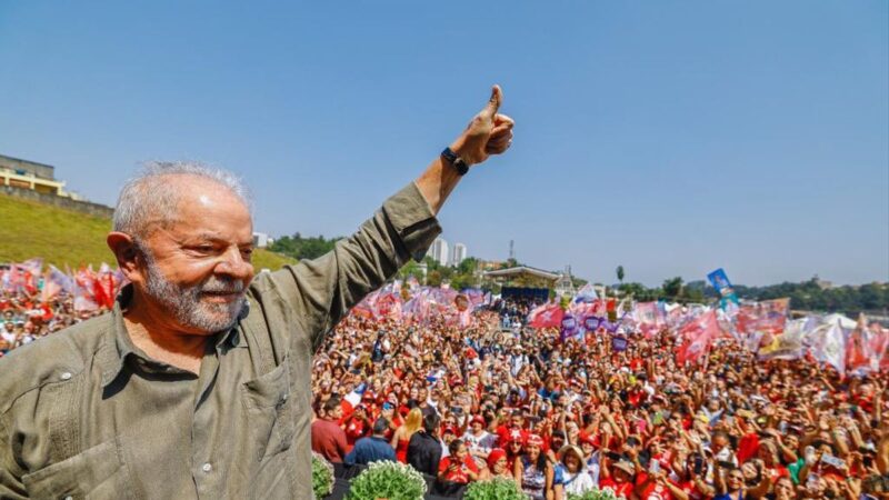 Lula saca 15 puntos de ventaja a Bolsonaro a menos de un mes de las elecciones en Brasil