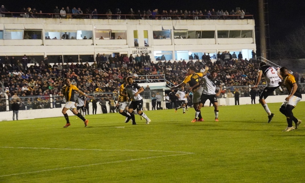 Santamaria cayó ante Gimnasia en Tandil y ahora apelará a la épica para salvar la categoría