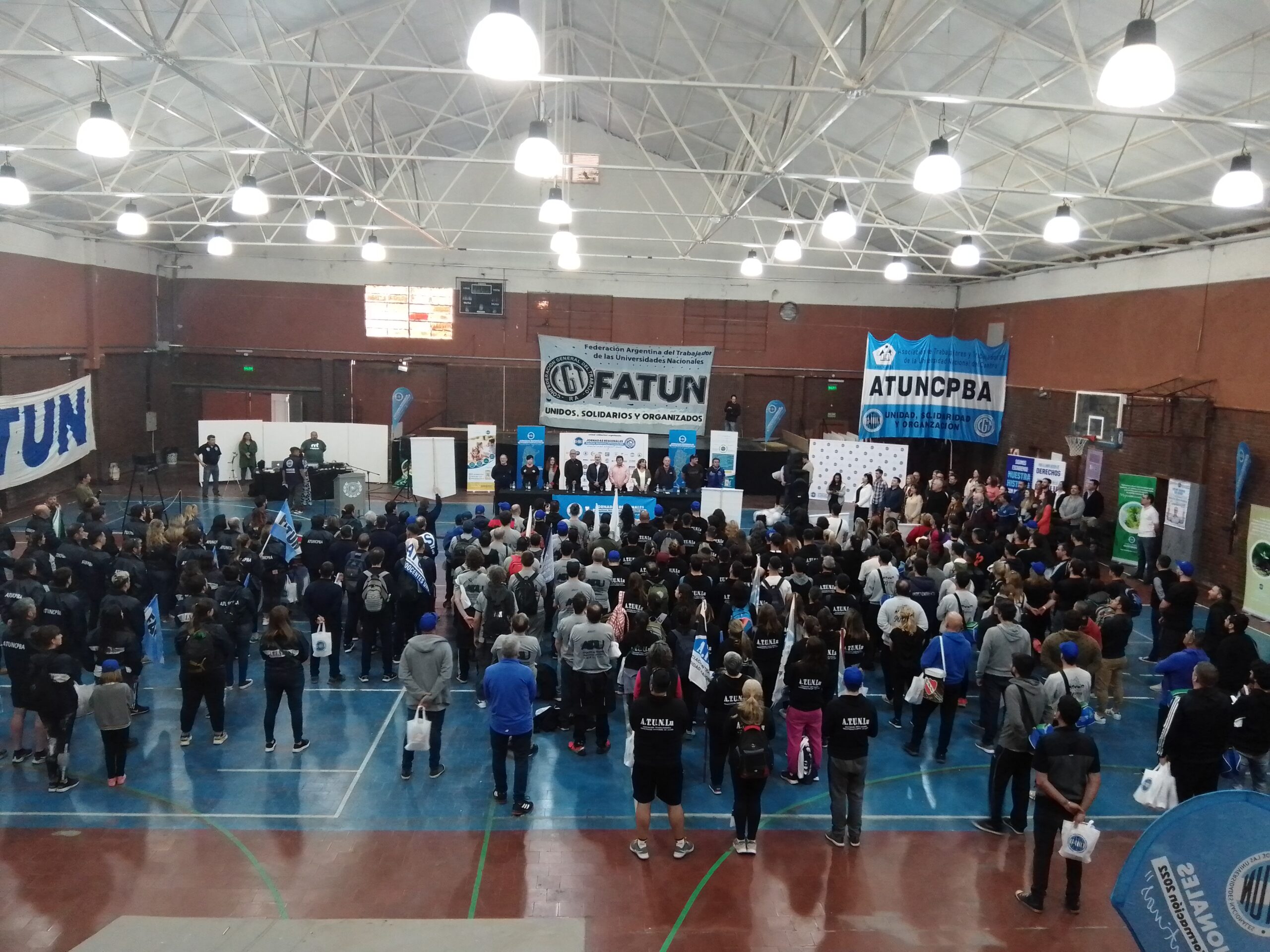 Nutridas delegaciones de cinco Universidades Nacionales, viven en Tandil las jornadas deportivas y de formación organizadas por la FATUN