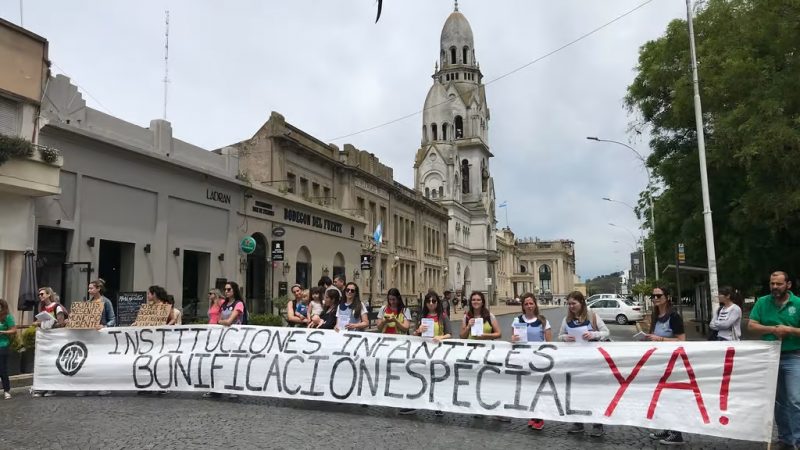 El municipio sigue sin atender la demanda salarial de las docentes de jardines, que cortaron la calle Belgrano pidiendo una bonificación especial