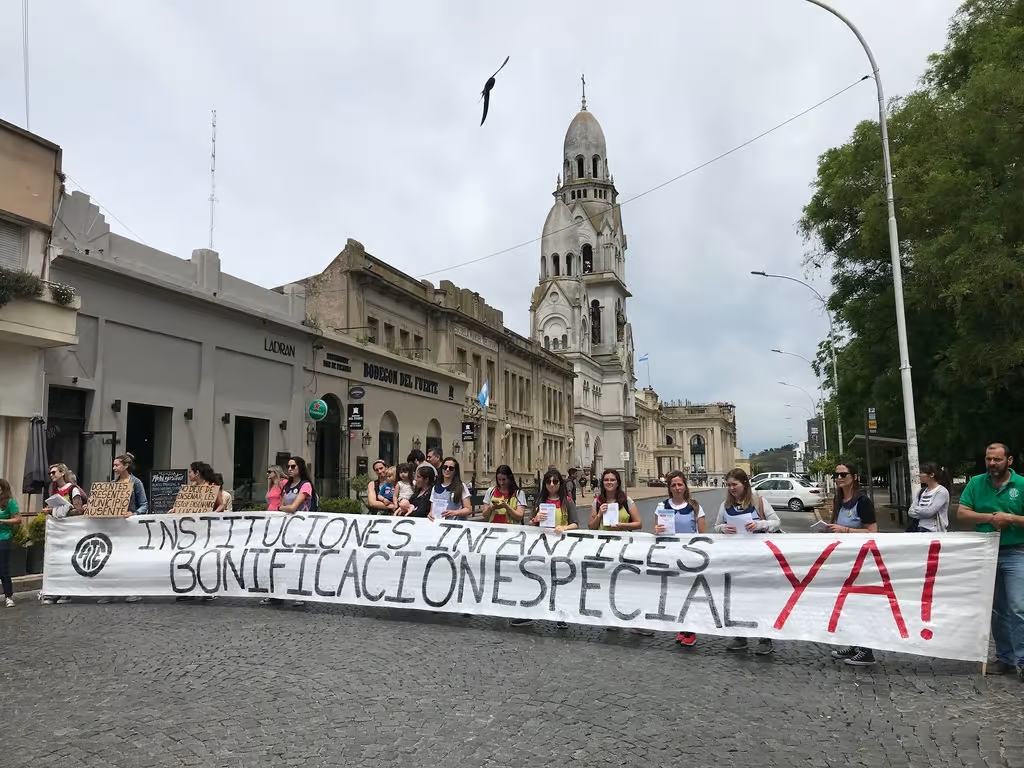 El municipio sigue sin atender la demanda salarial de las docentes de jardines, que cortaron la calle Belgrano pidiendo una bonificación especial