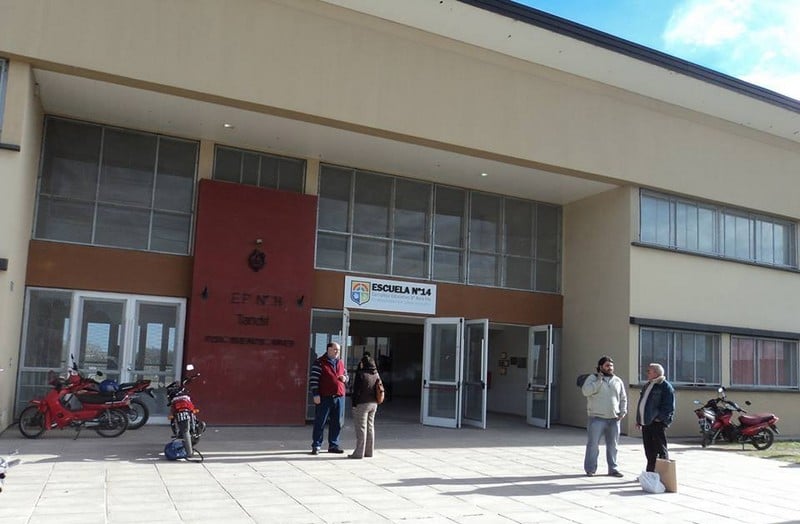 Continúan los episodios de violencia en la Escuela del barrio Arco Iris, donde una docente fue golpeada por una mujer