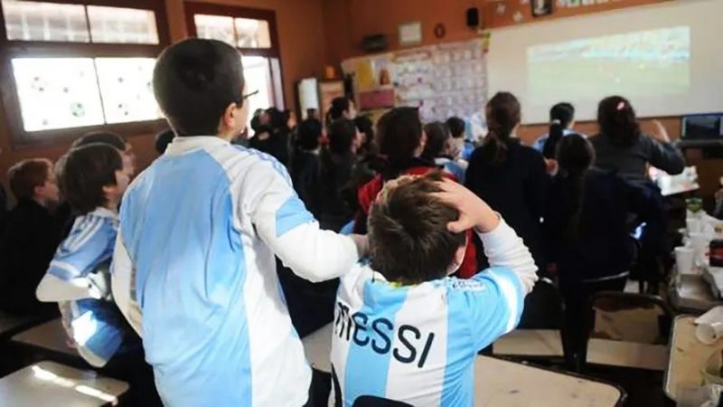 La Provincia adaptará los horarios de clases para que los chicos vean los partidos de Argentina del Mundial
