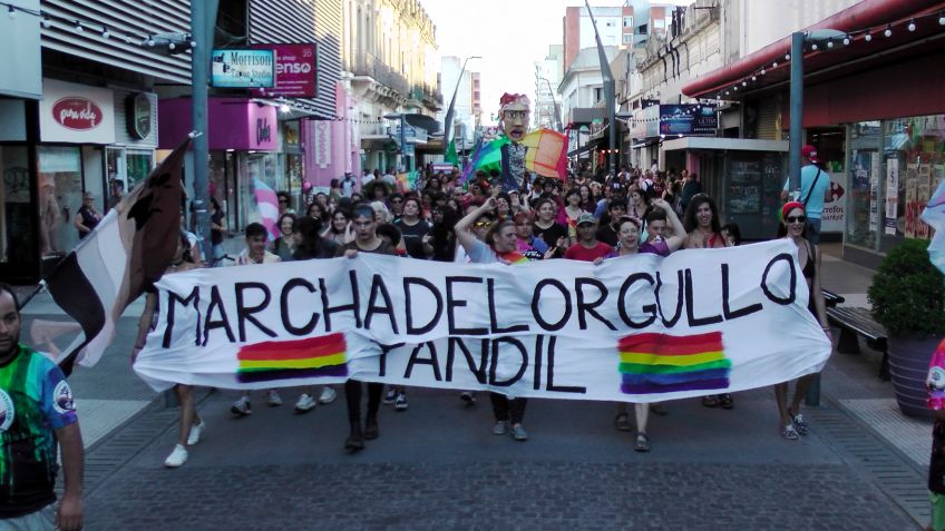 En las calles de Tandil se vivió la tercera Marcha del Orgullo con calor, amor y respeto