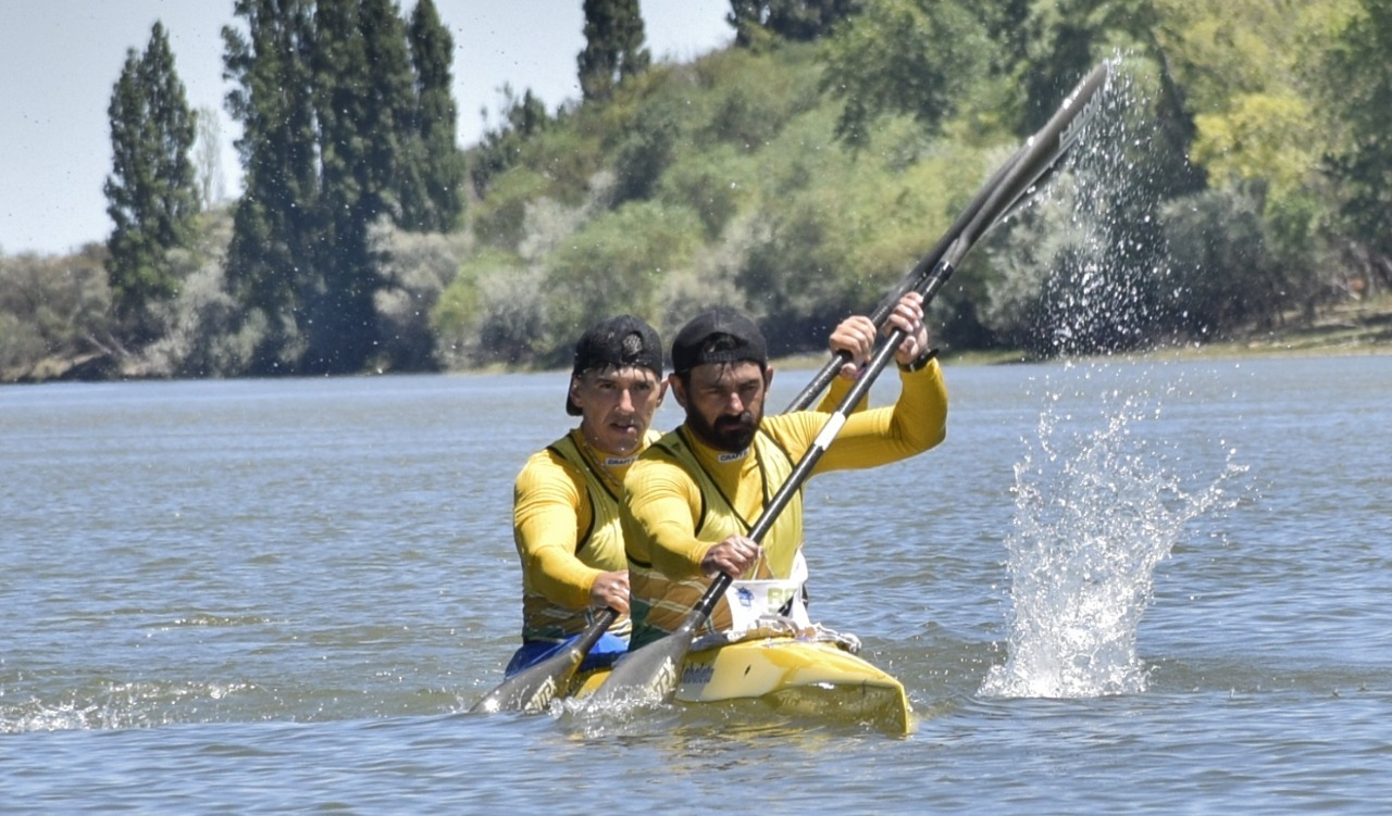 Los palistas tandilenses Zabaleta y Álvarez Chancalay lograron el podio en la 47° edición de la Regata de Río Negro