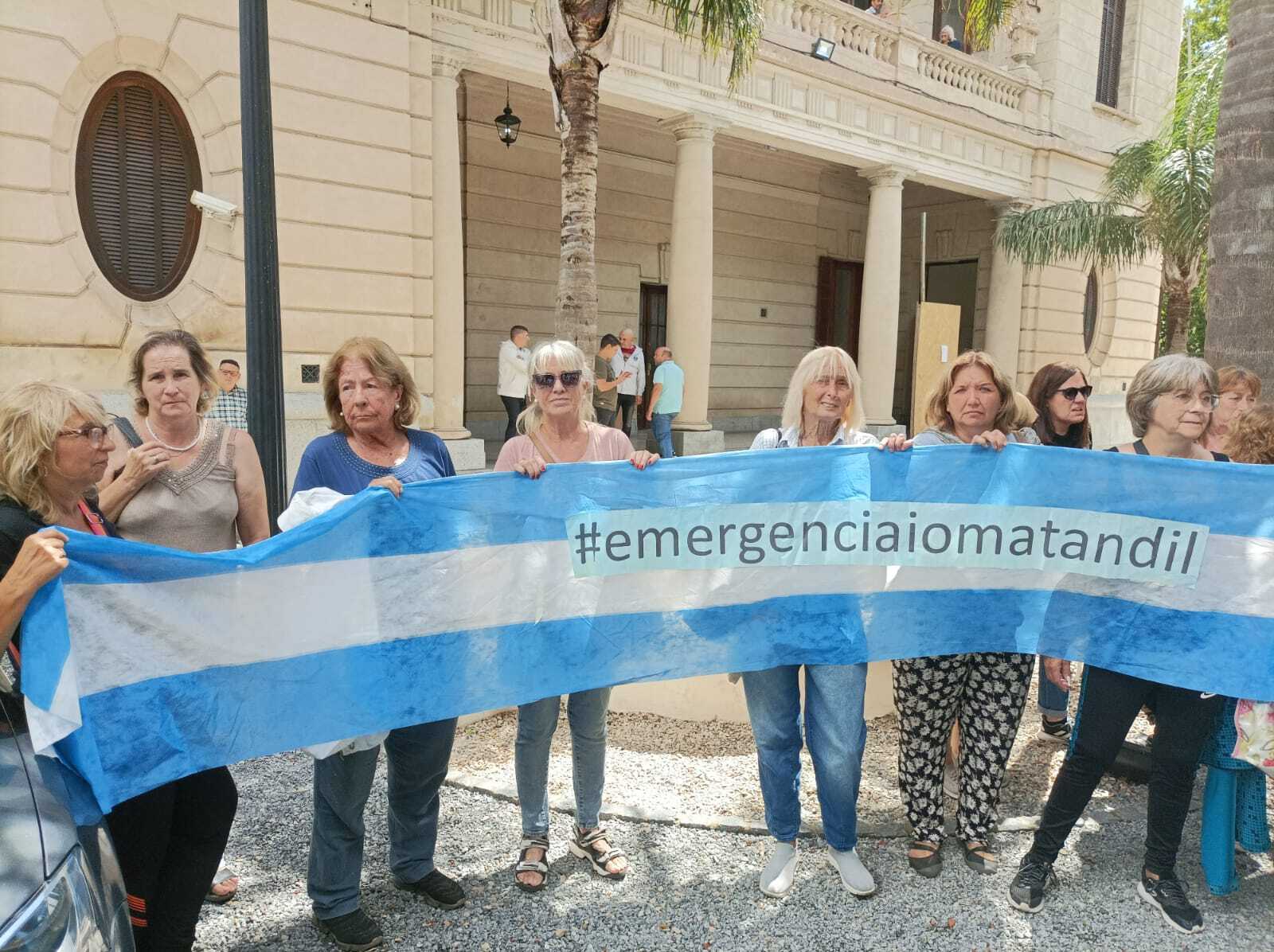 ¿Vecinos auto convocados o militantes políticos?: un reclamo sobre el ya resuelto nuevo convenio de IOMA, evidenció una acción política, en la visita del gobernador a Tandil