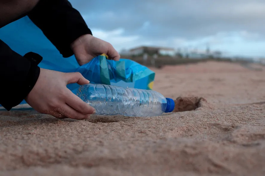 Contaminación ambiental: censo provincial informó que en la Costa Atlántica 7 de cada 10 residuos son plásticos
