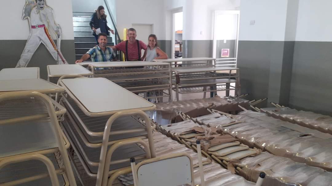 Más Escuelas de Tandil recibieron mobiliario confeccionado por la fábrica de equipamiento escolar, recuperada por la actual gestión bonaerense