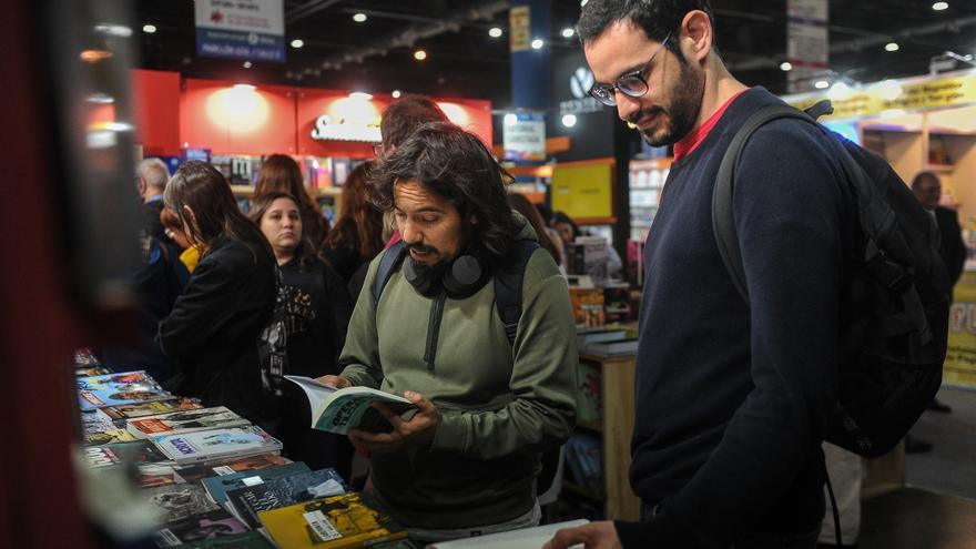 ¿Cuáles son los consumos culturales en Argentina?: la televisión y los libros resisten el avance de las plataformas digitales