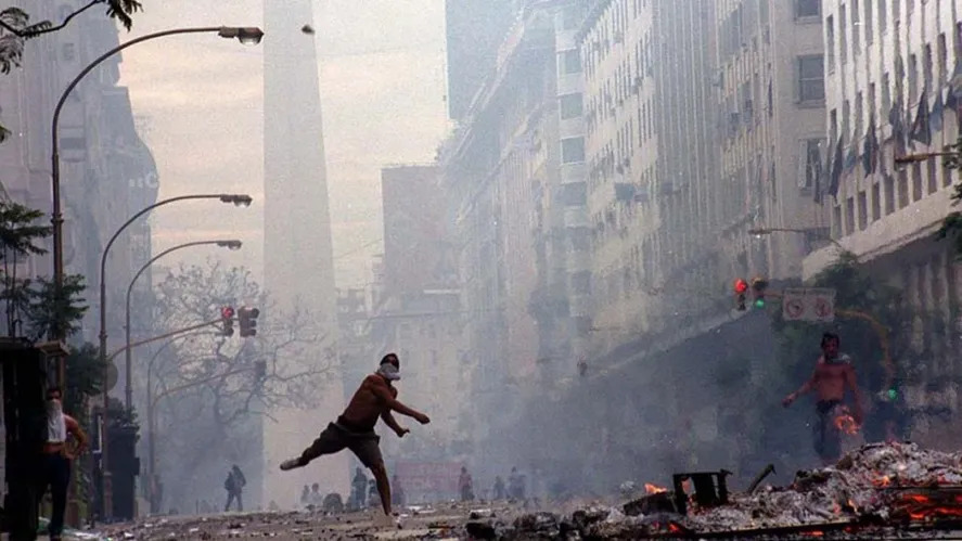 «Diciembre 2001»: la crisis Argentina que se transformó en serie y desembarca en junio para trabajar la memoria