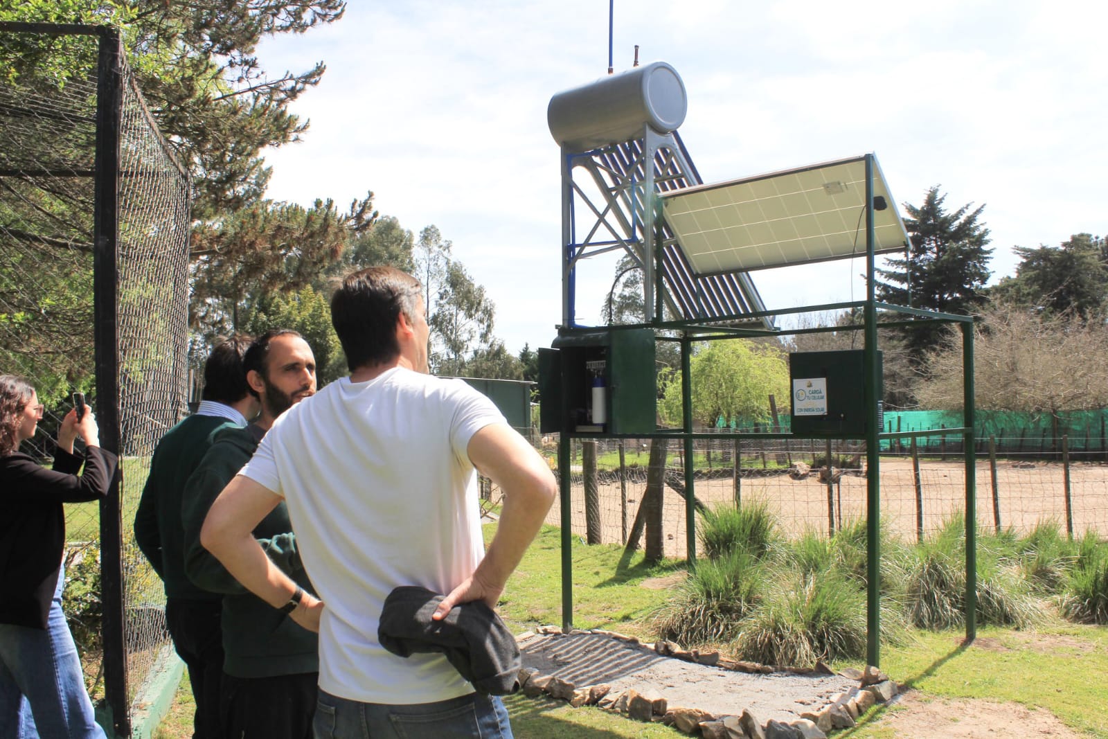 El candidato a Intendente Rogelio Iparraguirre visitó la nueva Estación Solar 100% sustentable del Centro de Rescate de Fauna Silvestre Granja Los Pibes