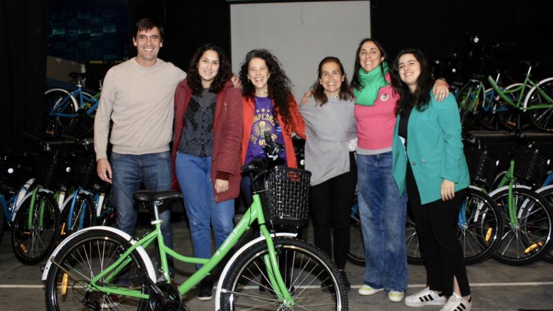Movilidad Sustentable: la Provincia entregó más de un centenar de bicicletas a estudiantes secundarios de Tandil que presentaron proyectos que buscan reducir el impacto de la contaminación ambiental
