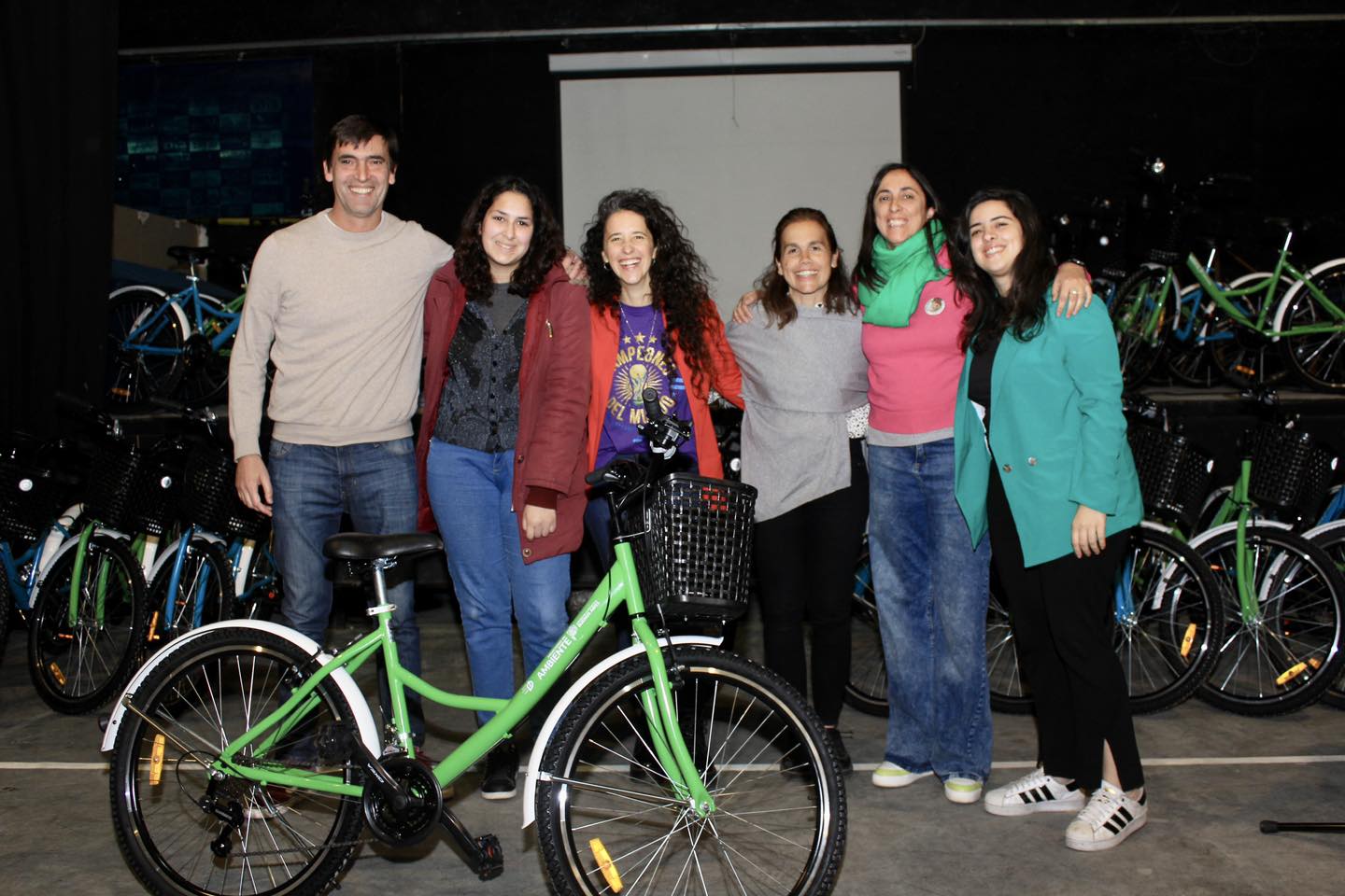 Movilidad Sustentable: la Provincia entregó más de un centenar de bicicletas a estudiantes secundarios de Tandil que presentaron proyectos que buscan reducir el impacto de la contaminación ambiental
