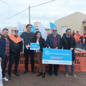 El Gobierno de la Provincia entregó 20 viviendas del Barrio de los Trabajadores Municipales y anunció el avance de las 30 restantes