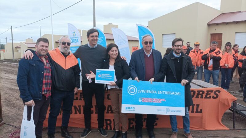 El Gobierno de la Provincia entregó 20 viviendas del Barrio de los Trabajadores Municipales y anunció el avance de las 30 restantes