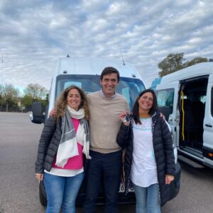 En un emotivo acto el Gobierno de la Provincia de Buenos Aires entregó una combi cero kilómetro a la Escuela N°501 de Tandil