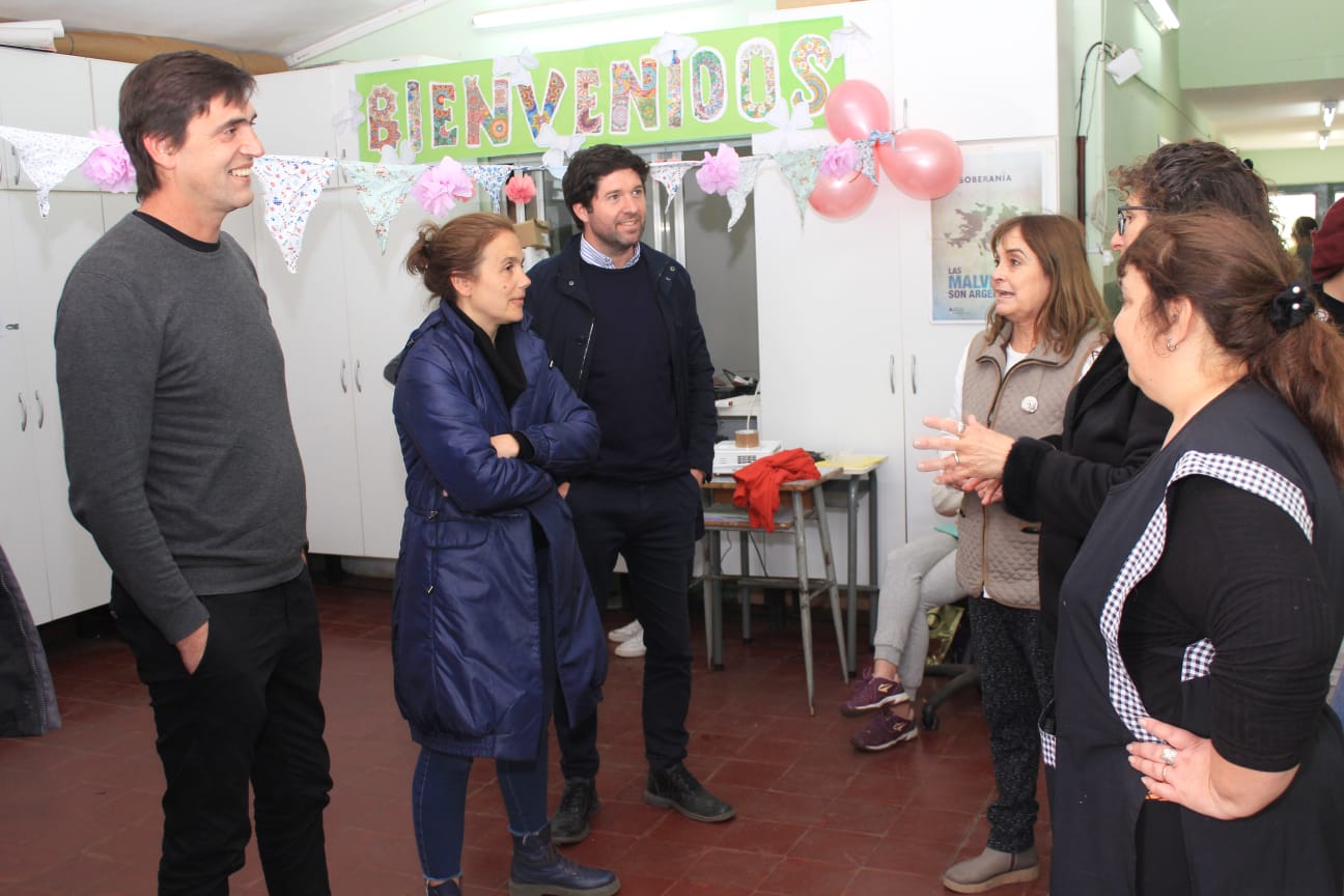 Iparraguirre recorrió las obras del nuevo edificio de la Escuela N°13 de De la Canal