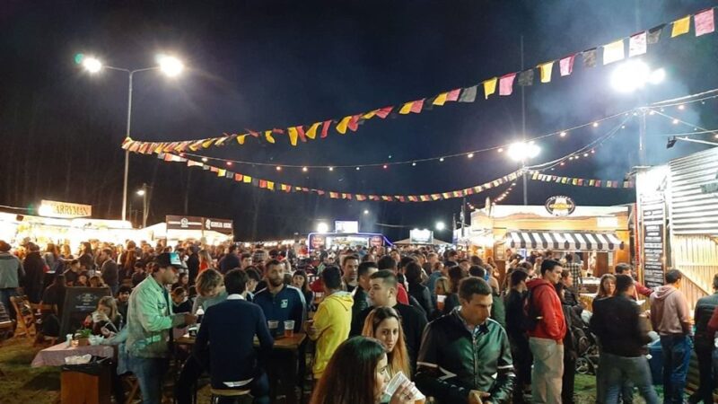 De viernes a lunes en la Isla del Lago del Fuerte: con espectáculos, bailes y buen clima, comienza una nueva edición de la «Isla Fest», la Fiesta de la Cerveza Artesanal en Tandil