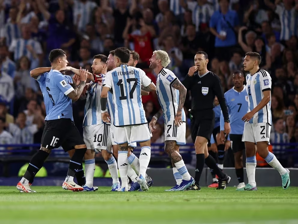 Clásico picante: Uruguay anuló al campeón del mundo y se llevó la victoria de La Bombonera