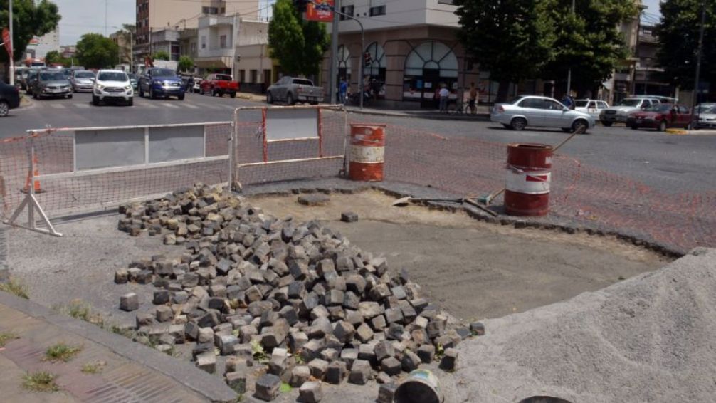 Corte de transito por tres semanas y cambios en los recorridos del transporte público: comenzó la repavimentación en el cruce de las avenidas Santamarina, España, Colón y Marconi