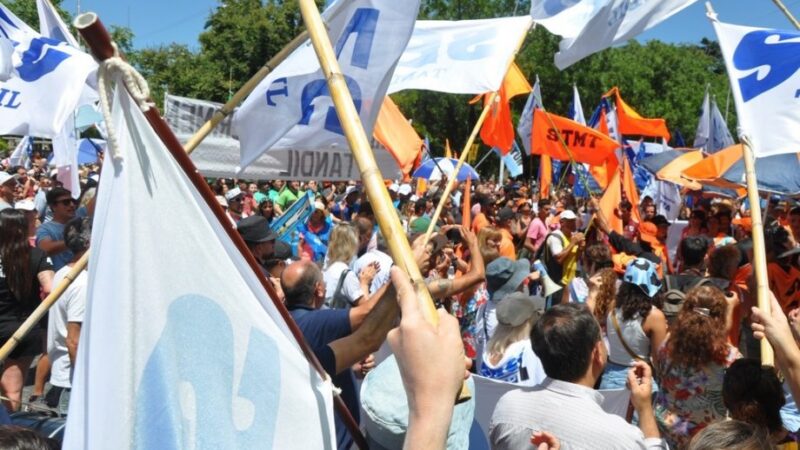 “La Patria no se vende”: el lema que juntó a miles de personas en el primer paro contra el gobierno de Milei
