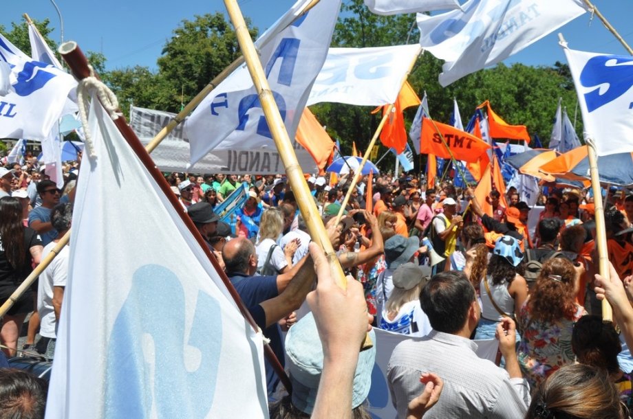 “La Patria no se vende”: el lema que juntó a miles de personas en el primer paro contra el gobierno de Milei